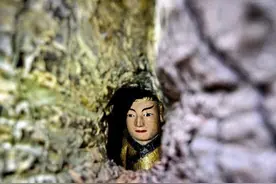 神秘的“树抱佛”奇观：千年树木里面，竟藏着一尊小孩高的佛像图片