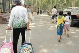 "我是孩子奶奶，不是佣人"，老人帮忙看孩子，去了之后却变了味图片