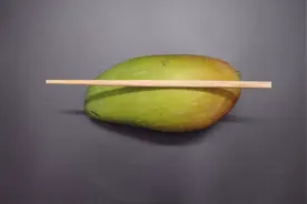 芒果剥皮的时候，放1根筷子，不脏手不流汁，果肉不浪费图片