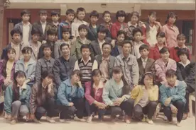 故事：高中毕业三十年，一场同学聚会看出彼此差距，妻子一句话这样回应图片