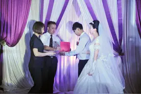 婆婆给儿媳一万改口费，儿媳拒不接受：咱不需要图片