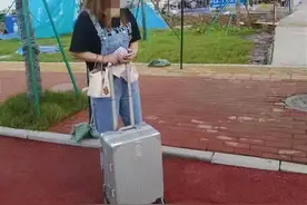 女子刚到航展停车场就急着离开！满脸焦虑地对交警说“我快没时间了！”图片