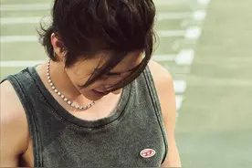 时尚圈bug？蔡徐坤新杂志港范儿十足，网友惊叹手臂肌肉线条绝了图片