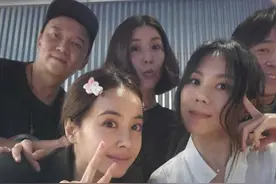蔡依林青峰蔡健雅许茹芸聚会自拍，Jolin戴卡通发夹少女可爱图片
