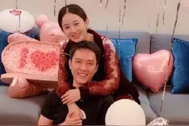 赵丽颖和冯绍峰在厦门被偶遇，一个细节，暴露他们的婚姻状况图片