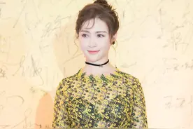 甘婷婷又美出新高度，黄色上衣配黑色半身裙优雅高贵，高级利落图片