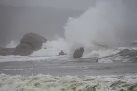 青岛海滨波涛汹涌，巨浪滔天，奇景震撼心魄夺人目光图片