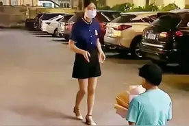 广东一男子去足浴店爱上洗脚妹，认识3天停车场求婚，还举手发誓图片