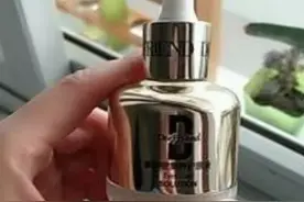 李佳琦在晒一款蝶芙兰的金瓶眼部精华，他说用后效果非常的好图片