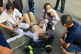 暖心！老人癫痫发作倒在消防站门外，蓝朋友携“小猪佩奇”紧急救援图片