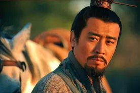 赵云拼死救回小阿斗，刘备却一把扔地上，曹操：三国英雄唯我和他图片