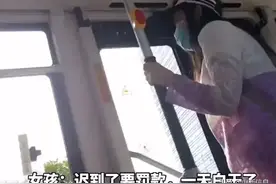 太原女乘客赶路上班，坐公交车遇堵停车，请求开门被拒绝泪洒车厢图片