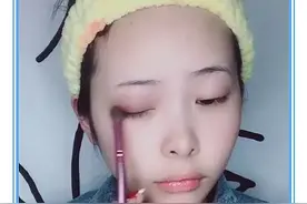女生在脸上画“五官分离妆”，以为在乱画，到最后，网友：不疼吗图片