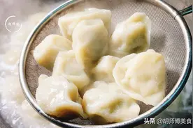 煮冻饺子时，最忌直接开水煮！大厨：多做1步，饺子不破皮不露馅图片