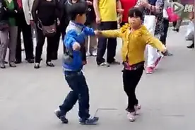 一看就是姥姥带的孩子，两小屁孩跳广场舞，村里众人围观！