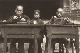 晚清老照片：囚徒躲墙角不愿面对镜头，年轻女子侧脸轮廓很惊艳图片