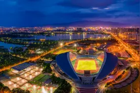 闪转腾挪、倒钩扣球……明年来金华看“功夫足球”图片