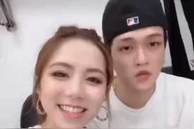 邓紫棋现身机场，黑卫衣插兜嘻哈范十足，获男友护驾超甜蜜图片