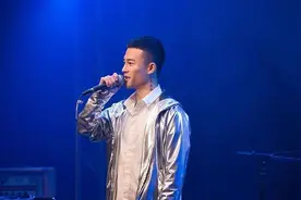 他是中国“最倒霉”的歌手，写一首红一首，但自己唱一回黄一回图片