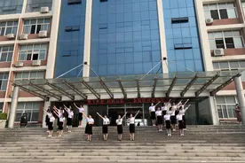 阳信县第一实验学校小学部700名新生：放飞梦想 扬帆起航图片
