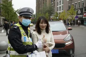 她开车礼让行人、按规定打转向灯 却被民警拦下了 咋回事？图片