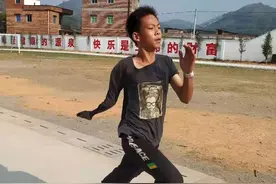 中国14岁小孩刷爆朋友圈，这球技，可比我强太多了图片