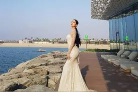 克拉拉身材丰满又敢穿，一袭镶钻裙大秀曲线感，前凸后翘真诱人图片