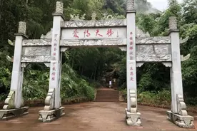 现实版杨过与姑姑隐居深山！只因一句话为爱人凿出6208级爱情天梯图片