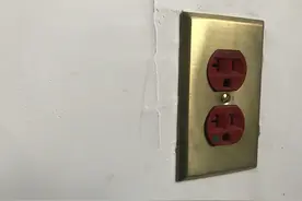 我墙上有一个很骚的红插座，相传这是保命的图片