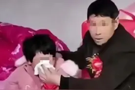 20岁智障女嫁55岁老头，居然被说是享福？图片