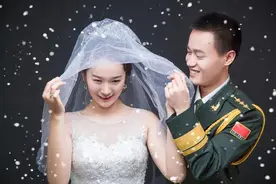 左手牵你，右手敬礼，这是军人独特的爱情图片