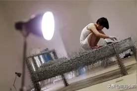 行为艺术还是博人眼球？80后央美才女几乎赤身躺上铁丝床图片