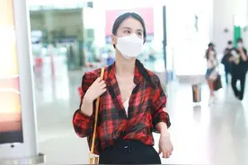 黄圣依果然只适合贵妇造型，穿格子衫走机场，低调朴素显得真土气图片