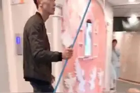 "超霸气萌娃"医院打点滴走红，即便是生病，也不能耽误溜爸爸图片