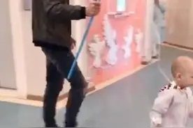 "超霸气萌娃"医院打点滴走红，即便是生病，也不能耽误溜爸爸图片