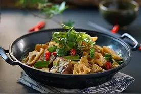 美食推荐：咸鱼块炖锅，清蒸大虾，干锅肥肠，香辣鲫鱼图片