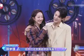 《追哥》决赛被指博眼球，镜头专盯裙底拍，蒋梦婕短裙抬腿险走光图片