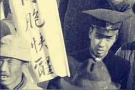1919年北平，市民集会天安门进行反日游行，打出“同胞快醒”标语图片