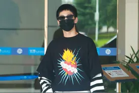 杨洋寸头造型出发录制新综艺，挥手比心实力宠粉图片