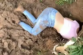 作死女子钻进地洞里抓鱼，而随后发生的事就让她尴尬图片