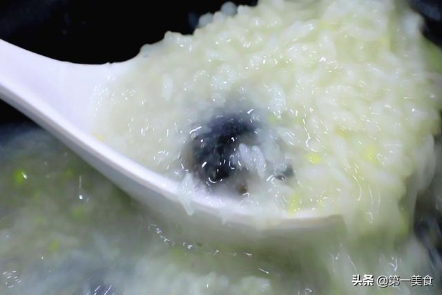 熬皮蛋瘦肉粥，直接放米煮就毁了！这才是正确的做法，香糯又养胃