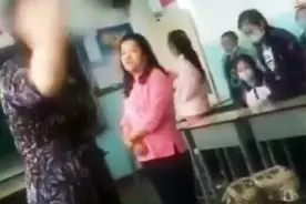不满只给班主任送花，老师向学生摔花、吐口水，丢了谁的脸？图片