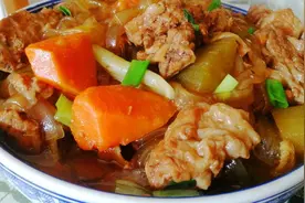 家常砂锅酱香排骨炖蔬菜，添加两种酱料自然上色酱香浓郁香而不腻图片