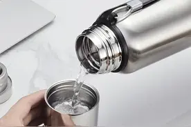别让“毒水杯”害了孩子图片