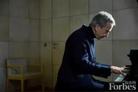 最受争议的世界首富，他手里攥着全球一半的奢侈品牌图片