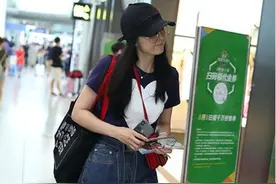 王艳也“发福”了，修身T恤搭牛仔阔腿裤，反而显得大腿粗壮图片