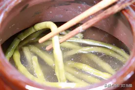 泡菜坛生白花，倒白酒根本没用，四川人教你一招，坛水清亮不生花图片