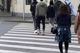 周冬雨跟四个男生逛街被拍，一个人走中间，网友：团宠啊图片