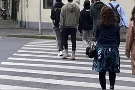 周冬雨跟四个男生逛街被拍，一个人走中间，网友：团宠啊图片