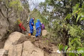 爬野长城又出事！一驴友被落石击中不幸身亡图片